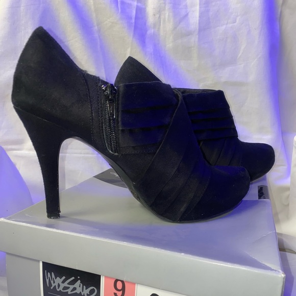 Mossimo size 9, black booties, zip up, suede, lightly loved In the original box - Picture 1 of 3
